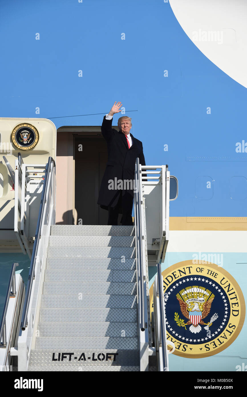 Président des États-Unis Donald J. Trump débarque l'Air Force One à l'arrivée à la Pennsylvania Air National Guard's 171e Escadre de ravitaillement en vol dans la région de Pittsburgh, en Pennsylvanie, le 18 janvier 2018. Banque D'Images