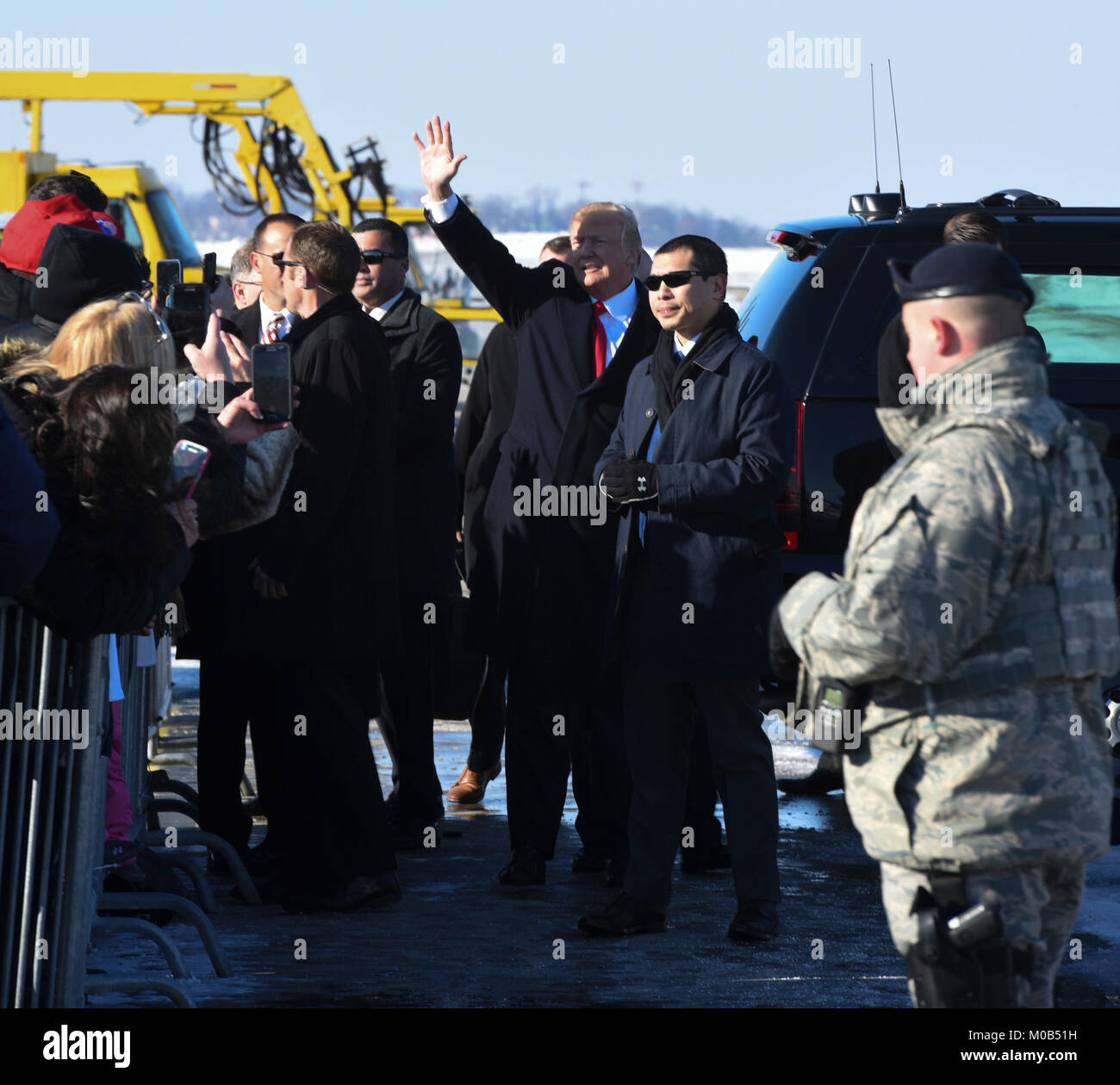 Président des États-Unis Donald J. Trump débarque l'Air Force One à l'arrivée à la Pennsylvania Air National Guard's 171e Escadre de ravitaillement en vol dans la région de Pittsburgh, en Pennsylvanie, le 18 janvier 2018. Banque D'Images