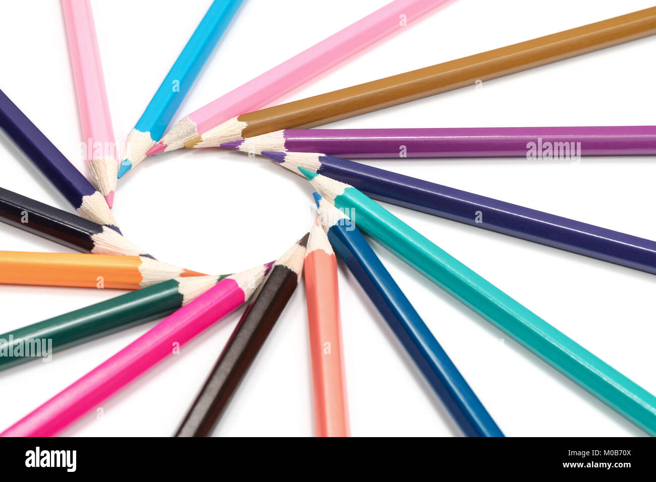 Ensemble de crayons doublée en un cercle, isolé sur fond blanc Banque D'Images Ensemble de crayons doublée en un cercle, isolé sur fond blanc Banque D'Images