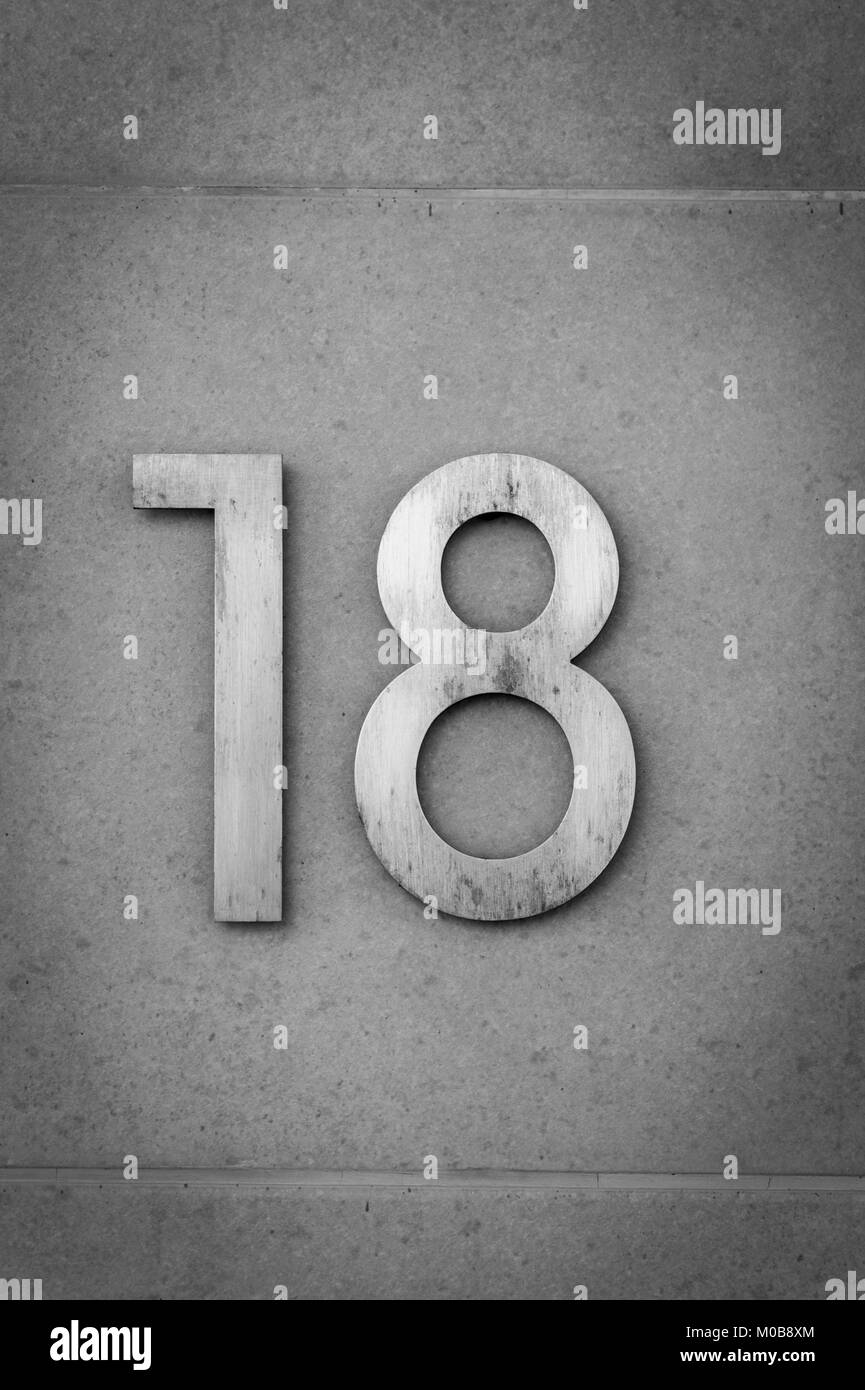 Numéro 18 sur un mur d'ardoise. Banque D'Images