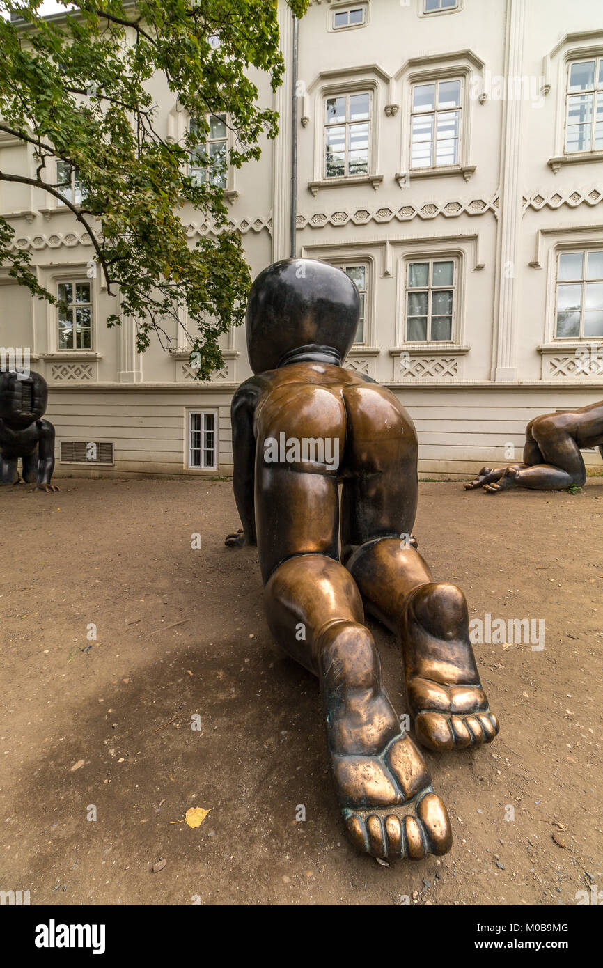 Des bébés en bronze géant à craquer situés dans le parc Kampa de Prague par le sculpteur et artiste tchèque David Cerny, Prague, République tchèque Banque D'Images