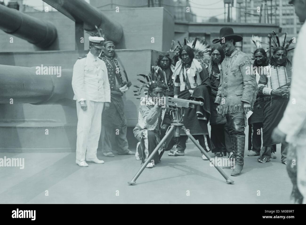'A bord, le 'Recruit' Une réplique grandeur nature d'un cuirassé américain construit dans le centre de Manhattan voit un amérindien viser une mitrailleuse à partir d'un crouc Banque D'Images