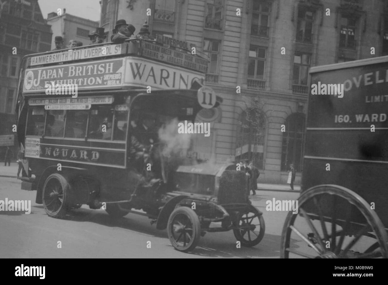 Sur l'artère principale de Londres Omnibus réalise des publicités pour l'exposition britannique japonais Banque D'Images