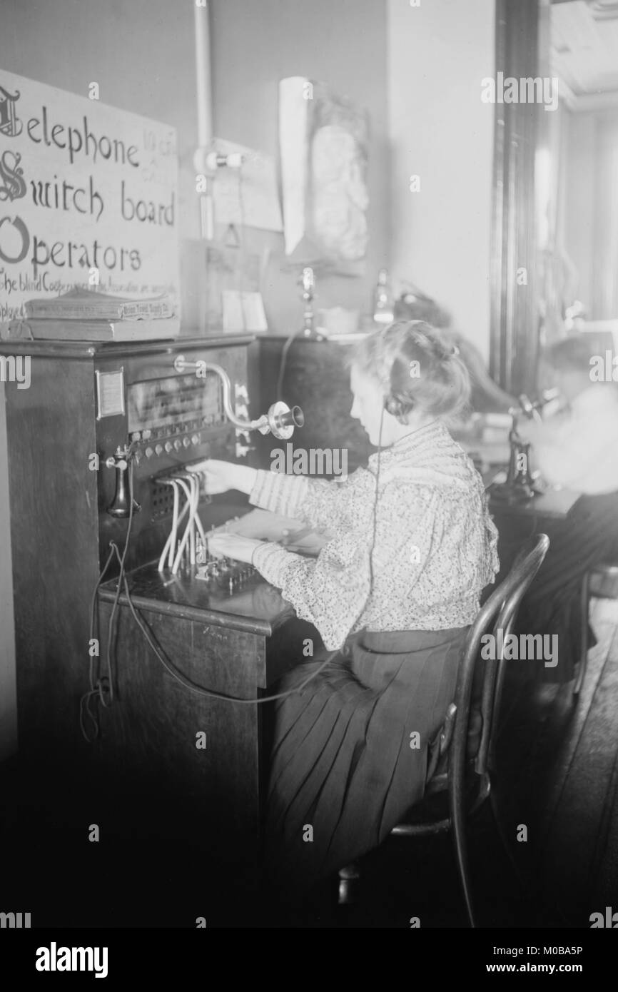 Standard téléphonique d'exploitation jeunes filles aveugles Banque D'Images
