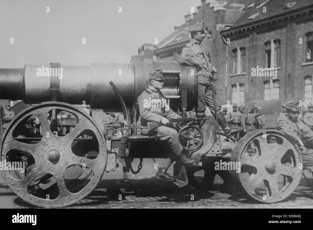 L'armée autrichienne est assise à cheval sur un grand canon mobile d'artillerie de siège ; ils sont en uniforme et portent des fusils alors qu'ils planent autour et sur la charrette à roues Banque D'Images
