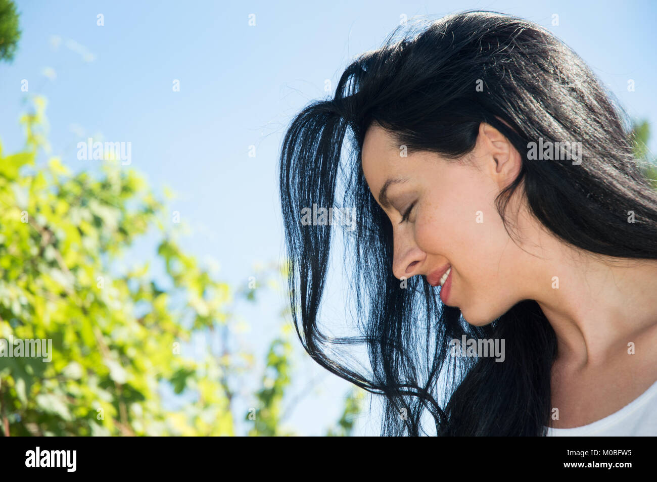 Portrait de profil de jeune femme aux cheveux noirs, copy space Banque D'Images