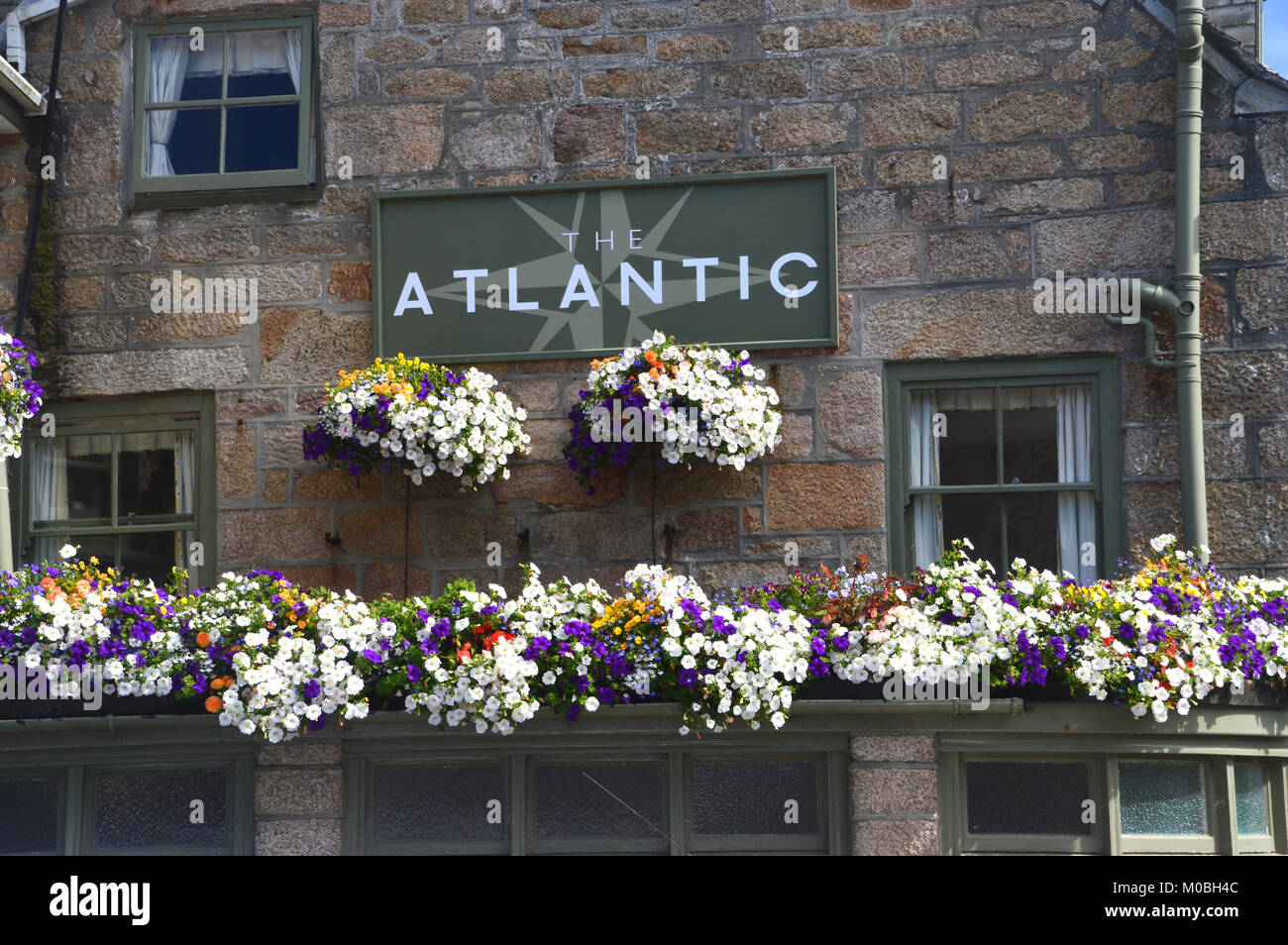 Paniers suspendus colorés et les jardinières à l'extérieur de l'hôtel Atlantic ,Hugh Town, St Marys Island, Îles Scilly, Angleterre, Cornwall, UK. Banque D'Images