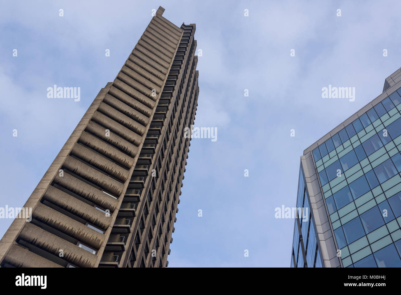 Londres, UK - janvier 2018. Le Barbican Estate avec son architecture brutaliste reconnaissable et tours gratte-ciel résidentiel à Londres, au Royaume-Uni. Banque D'Images