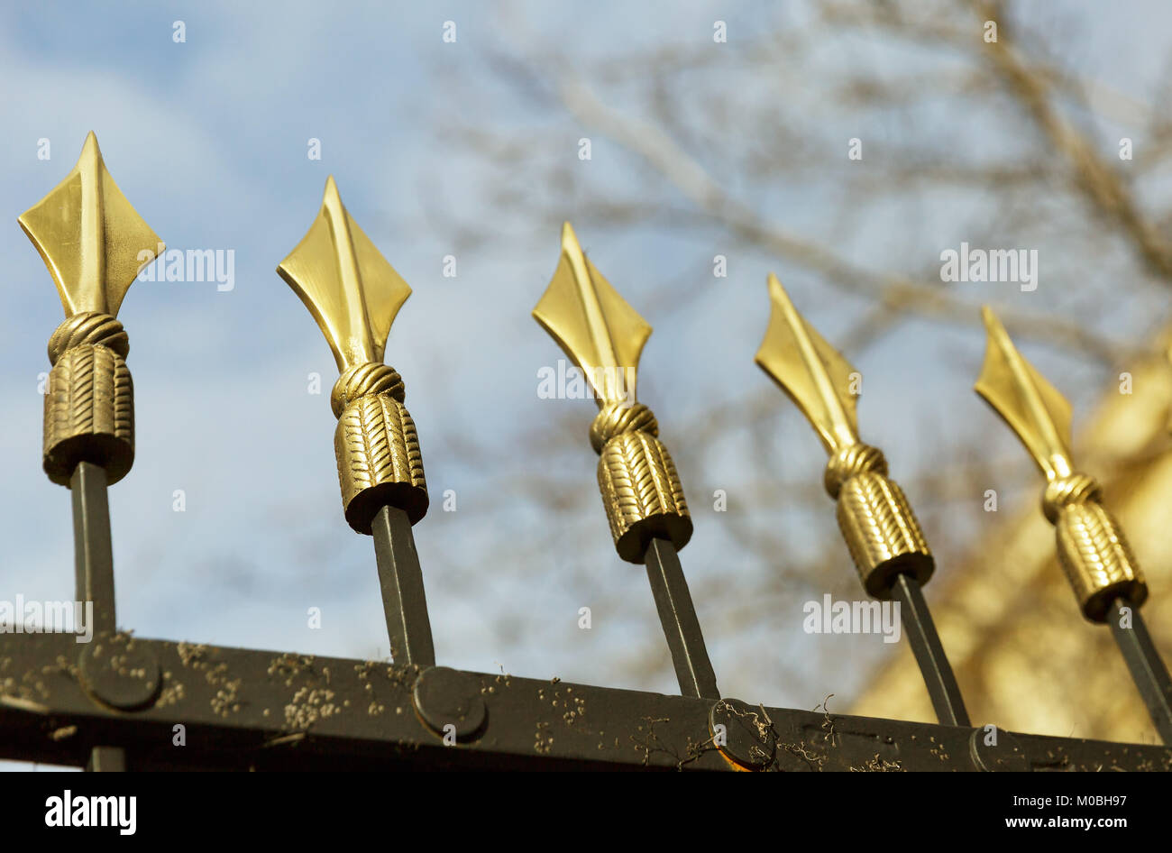 Arrière-plan avec des lances d'or sur la clôture Banque D'Images