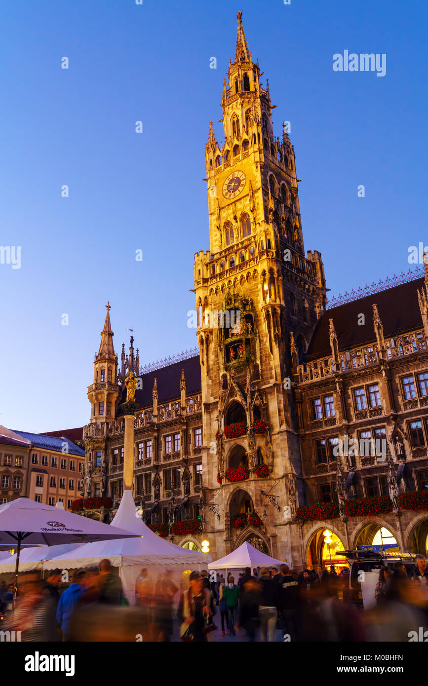Munich, Allemagne - 14 octobre 2017 : nuit vue de touristes près de nouvel hôtel de ville (Neues Rathaus) sur la Marienplatz Banque D'Images