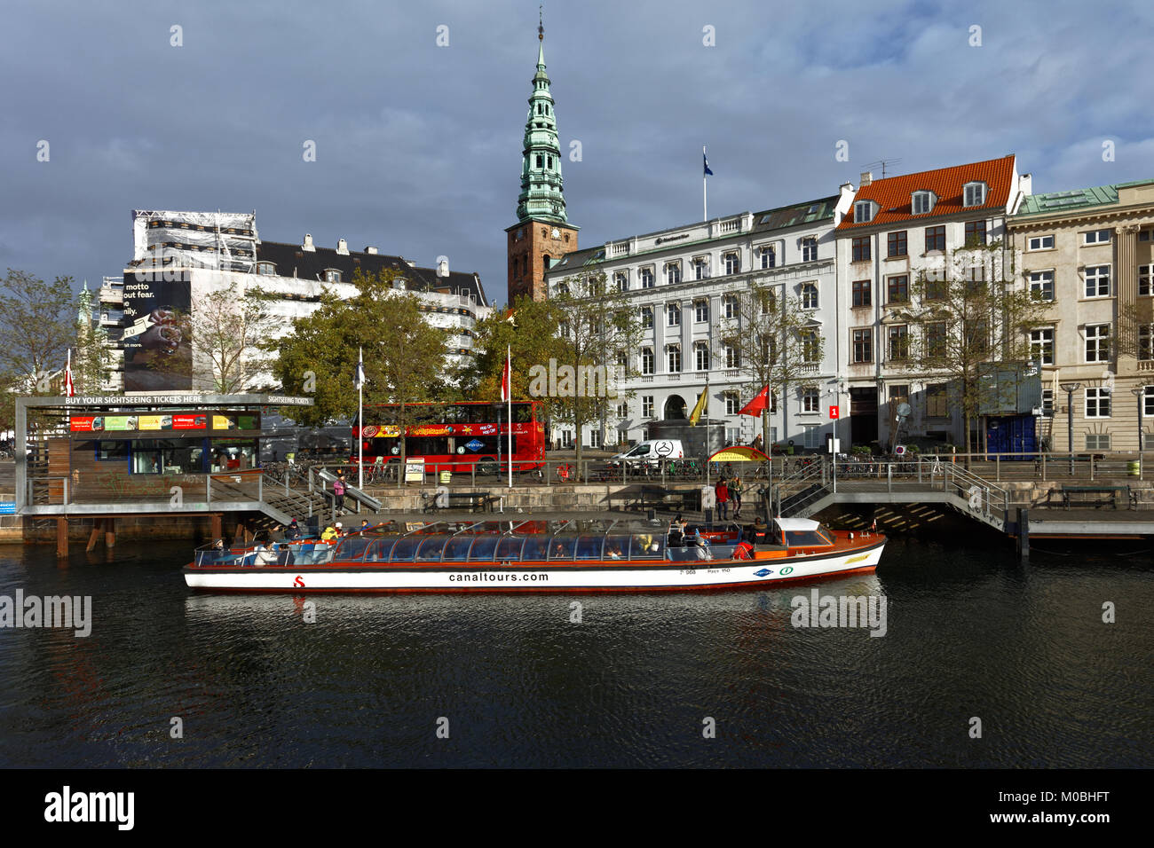 Copenhague, Danemark - 7 novembre 2016 : bus de tourisme et voyages en bateau Ved Stranden street. Des visites guidées est très populaire parmi les touristes Banque D'Images