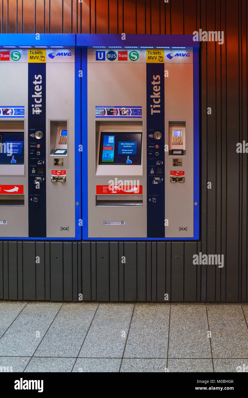 Munich, Allemagne - 14 octobre 2017 : les distributeurs automatiques de billets à l'intérieur de la station de métro Marienplatz Banque D'Images