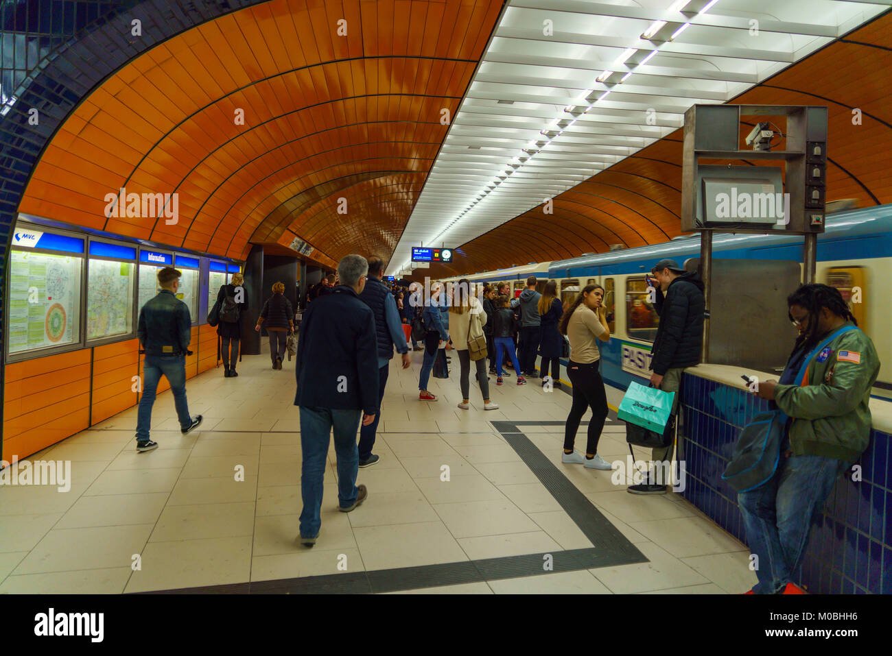 Munich, Allemagne - 14 octobre 2017 : Subway train et les passagers à la station Marienplatz Banque D'Images