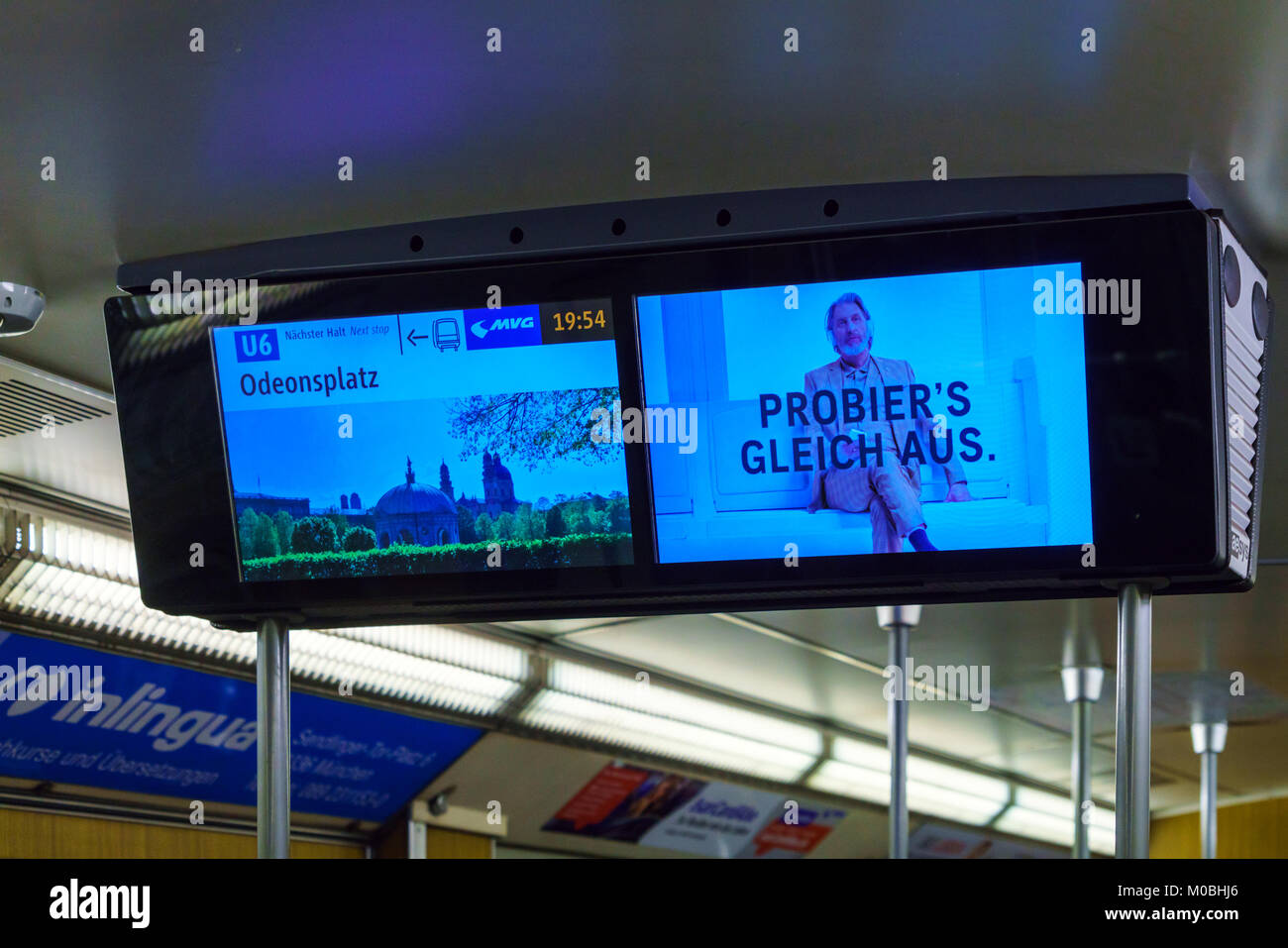 Munich, Allemagne - 14 octobre 2017 : les écrans vidéo à l'intérieur de la rame de métro Banque D'Images