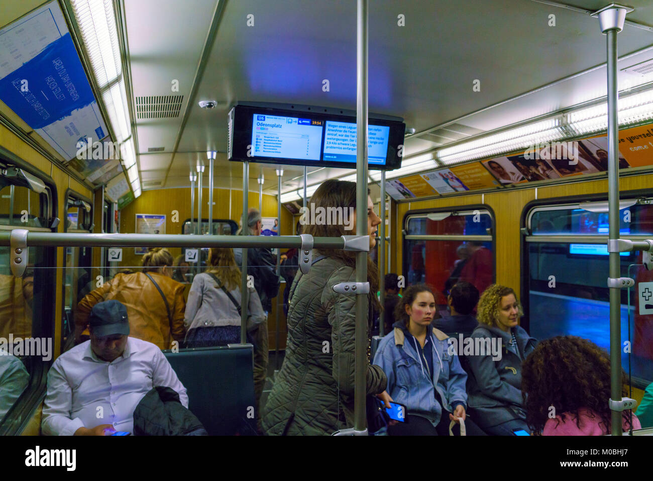 Munich, Allemagne - 14 octobre 2017 : l'intérieur de la voiture de métro avec les passagers Banque D'Images