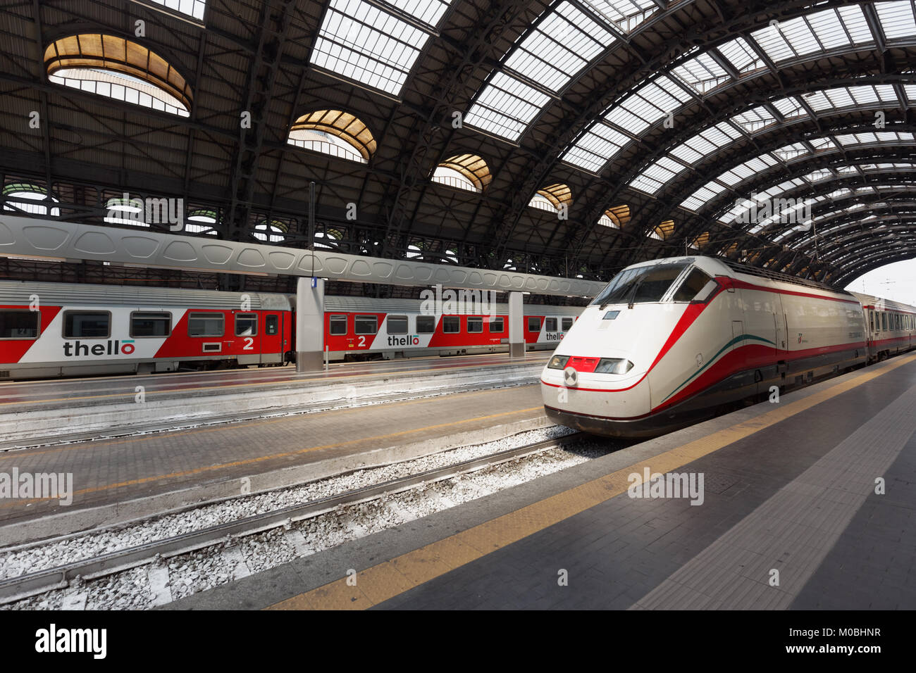 Milan, Italie - 12 juin 2017 : Frecciabianca train arrive à la gare centrale. Frecciabianca les trains fonctionnent à des vitesses allant jusqu'à 250 km/h Banque D'Images