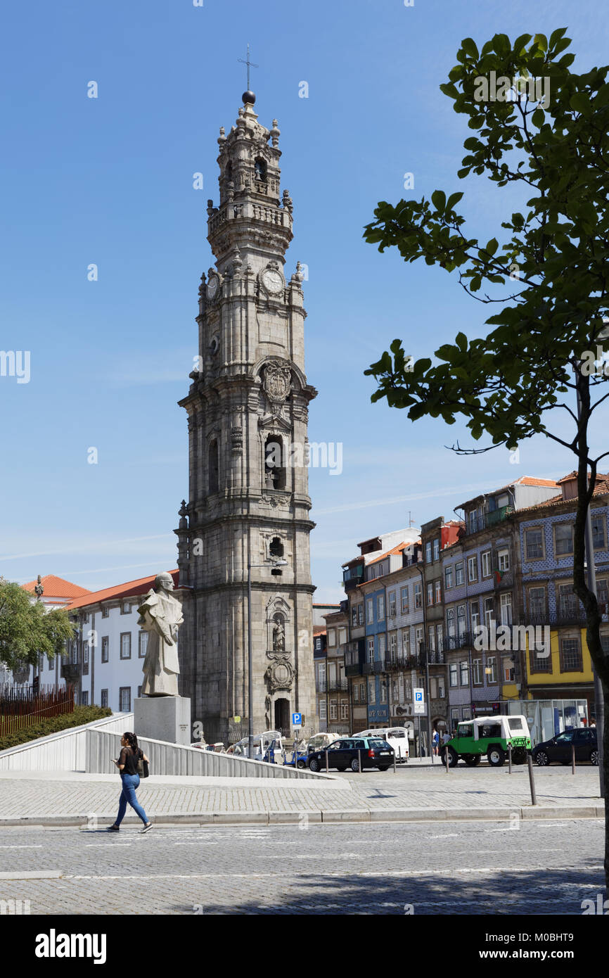 Porto, Portugal - Mai 08, 2017 : Les organisateurs du clocher de l'église des clercs. L'église a été construite en 1732-1750s par l'architecte italien Nicolau Nasoni Banque D'Images