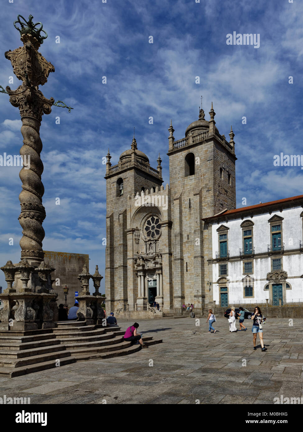 Porto, Portugal - 8 mai 2017 : Les gens en face de la cathédrale de Porto. Construit en 1737, c'est l'un des plus importants monuments de style roman local Banque D'Images