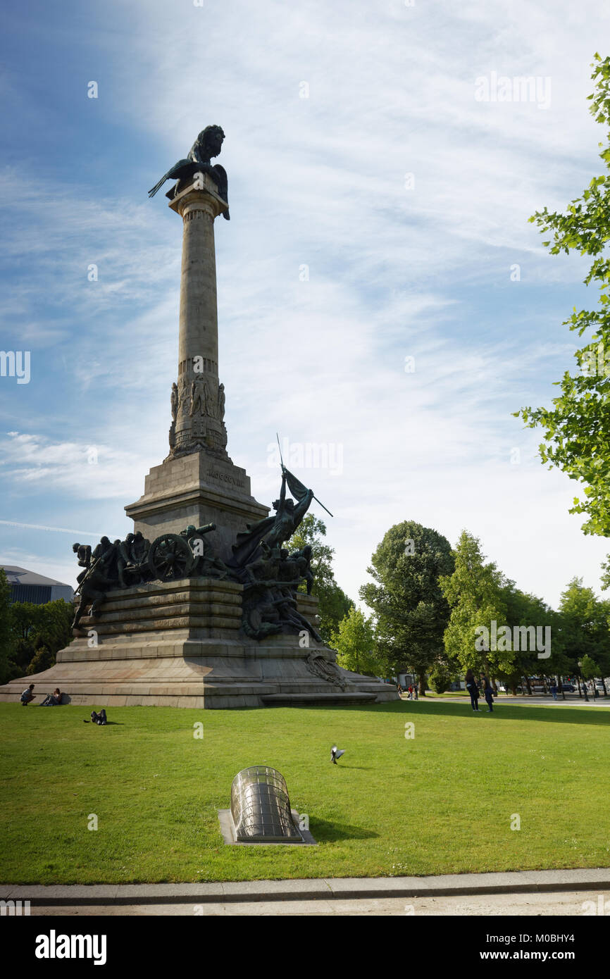 Porto, Portugal - 8 mai 2017 : les gens sur la place Rotunda da Boavista également connu sous le nom de la Praça de Mouzinho de Albuquerque. Le monument est érigé en Banque D'Images