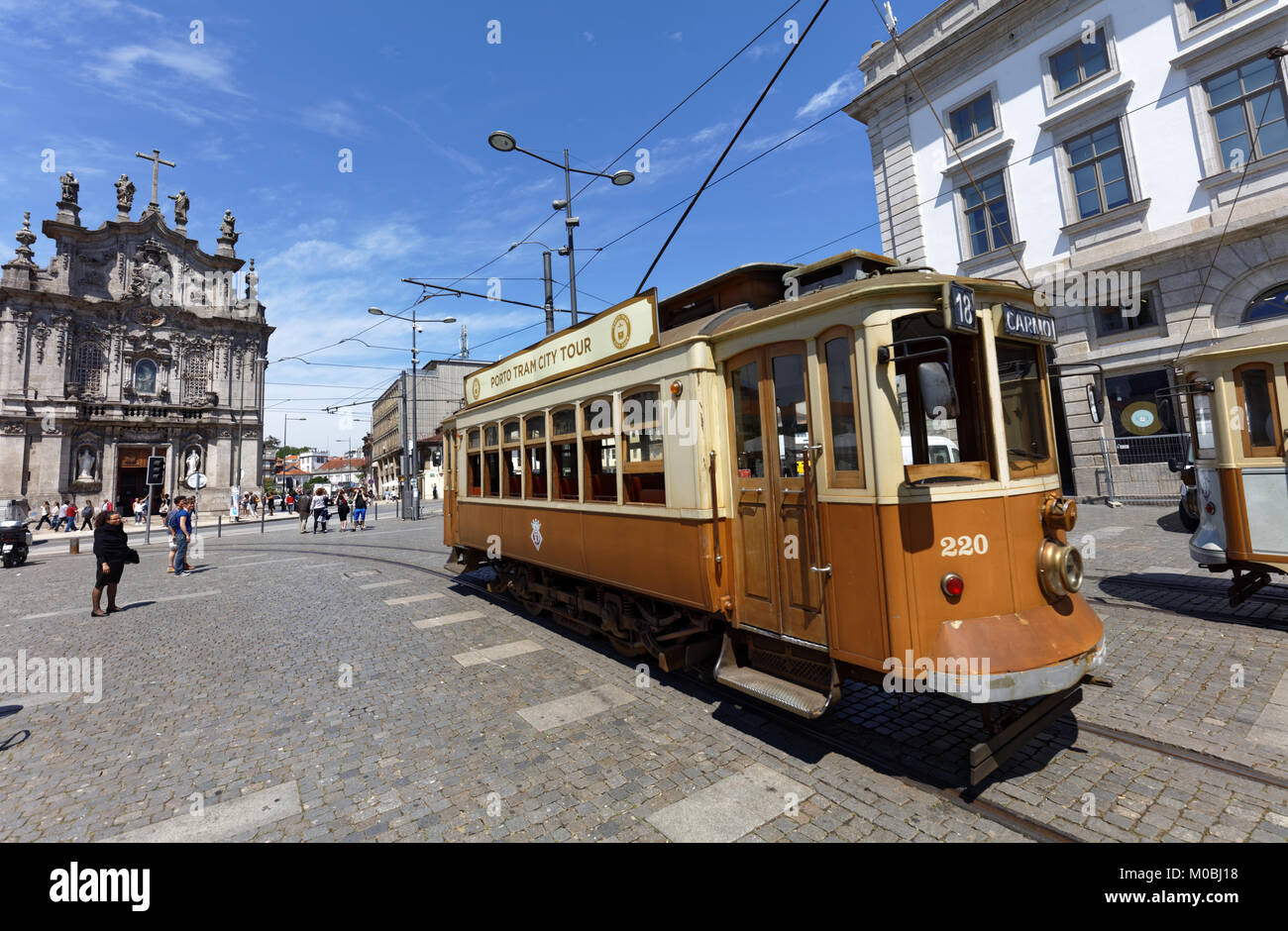 Porto, Portugal - 8 mai 2017 : les gens dans le patrimoine des tramways sur la place Carlos Alberto. Premiers tramways dans la ville avec la traction électrique a été introduite en Banque D'Images