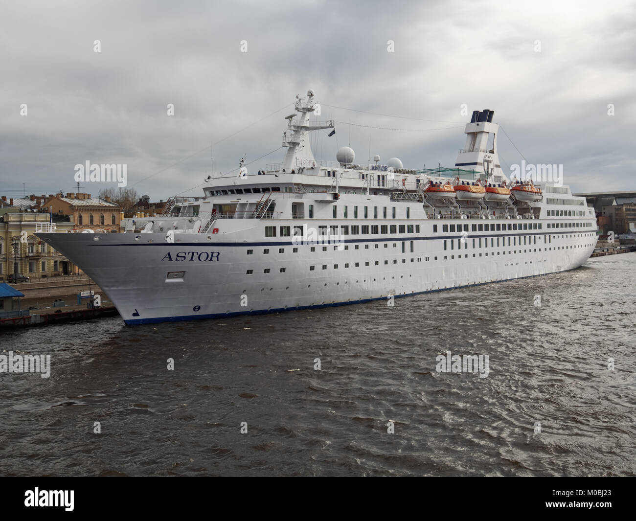 Saint-pétersbourg, Russie - Mai 1, 2017 : un paquebot de croisière amarré à Astor English remblai. Le navire de croisière appartenant à British & Voyages Maritime a été construit je Banque D'Images