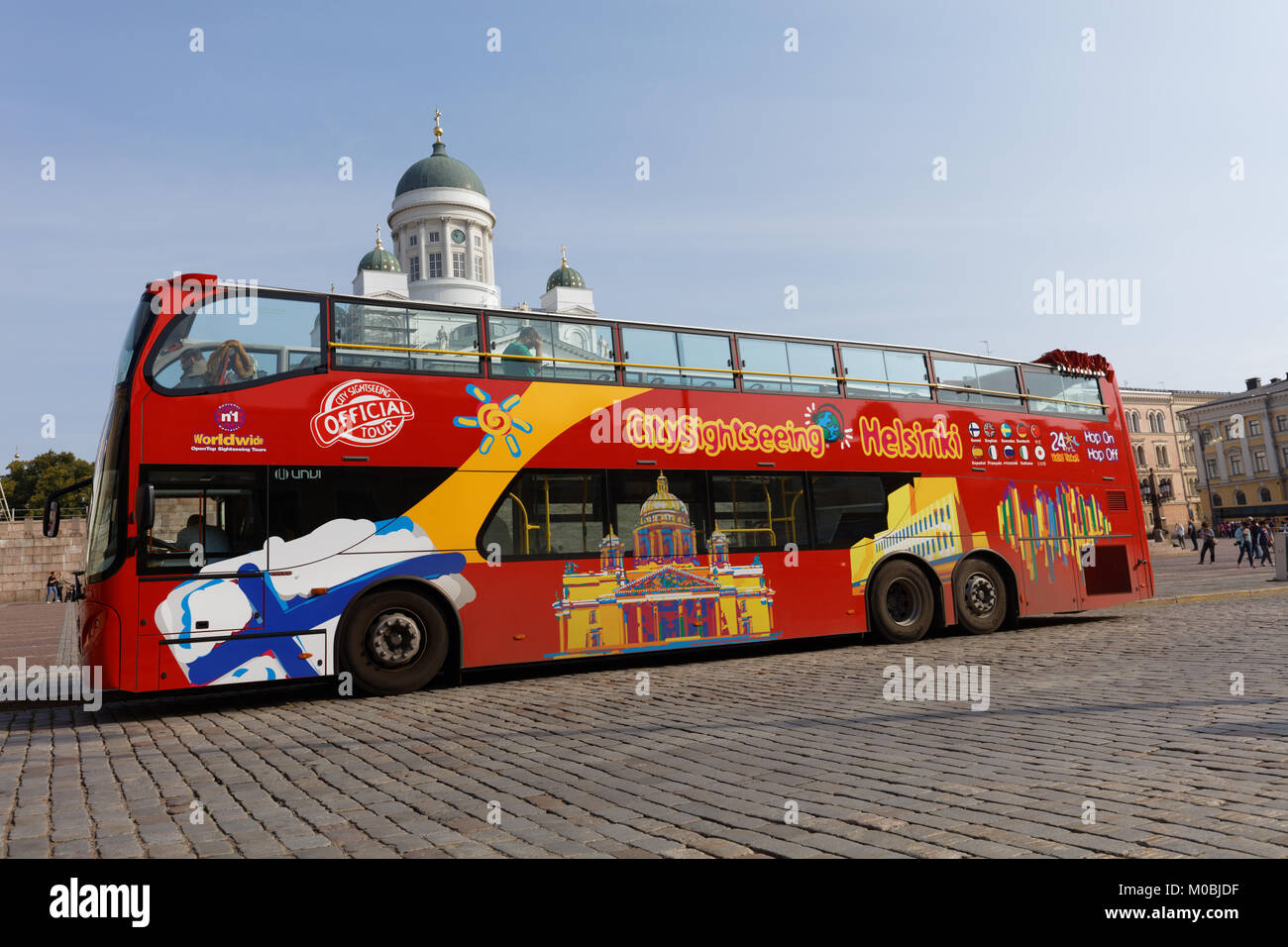 Helsinki, Finlande - le 21 août 2016 : les touristes dans le bus tour contre la cathédrale d'Helsinki. Hop-On hop off bus départ de Sénat squ Banque D'Images