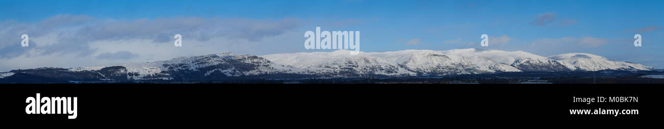 Image panoramique de la monts Ochil dans Central Scotland, United Kingdom à l'hiver. Banque D'Images