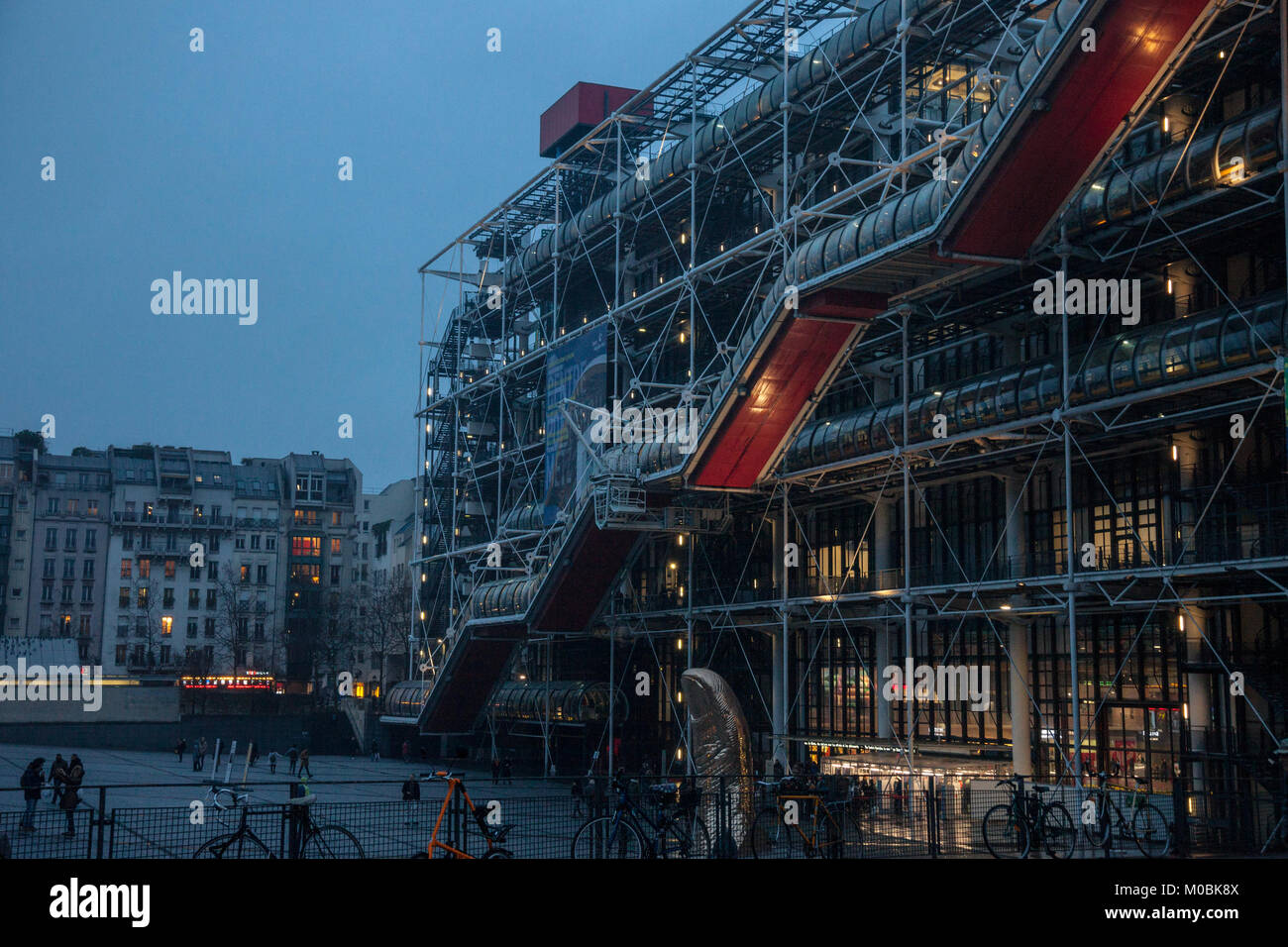 PARIS, FRANCE - 20 décembre 2017 : Centre Pompidou de nuit. situé dans quartier de Beaubourg, c'est le plus grand musée d'art moderne à l'Europe et l'un des principaux Banque D'Images