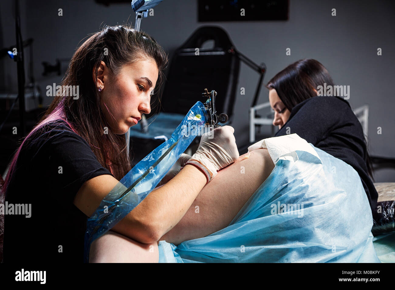 Jeune Femme Maître De Tatouage Tatouage Tatouage Fait Avec