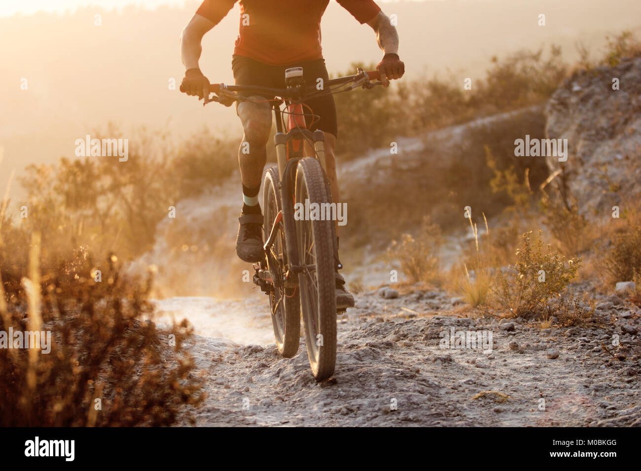 Vélo Enduro rider pendant le coucher du soleil dans la montagne, vie active Banque D'Images