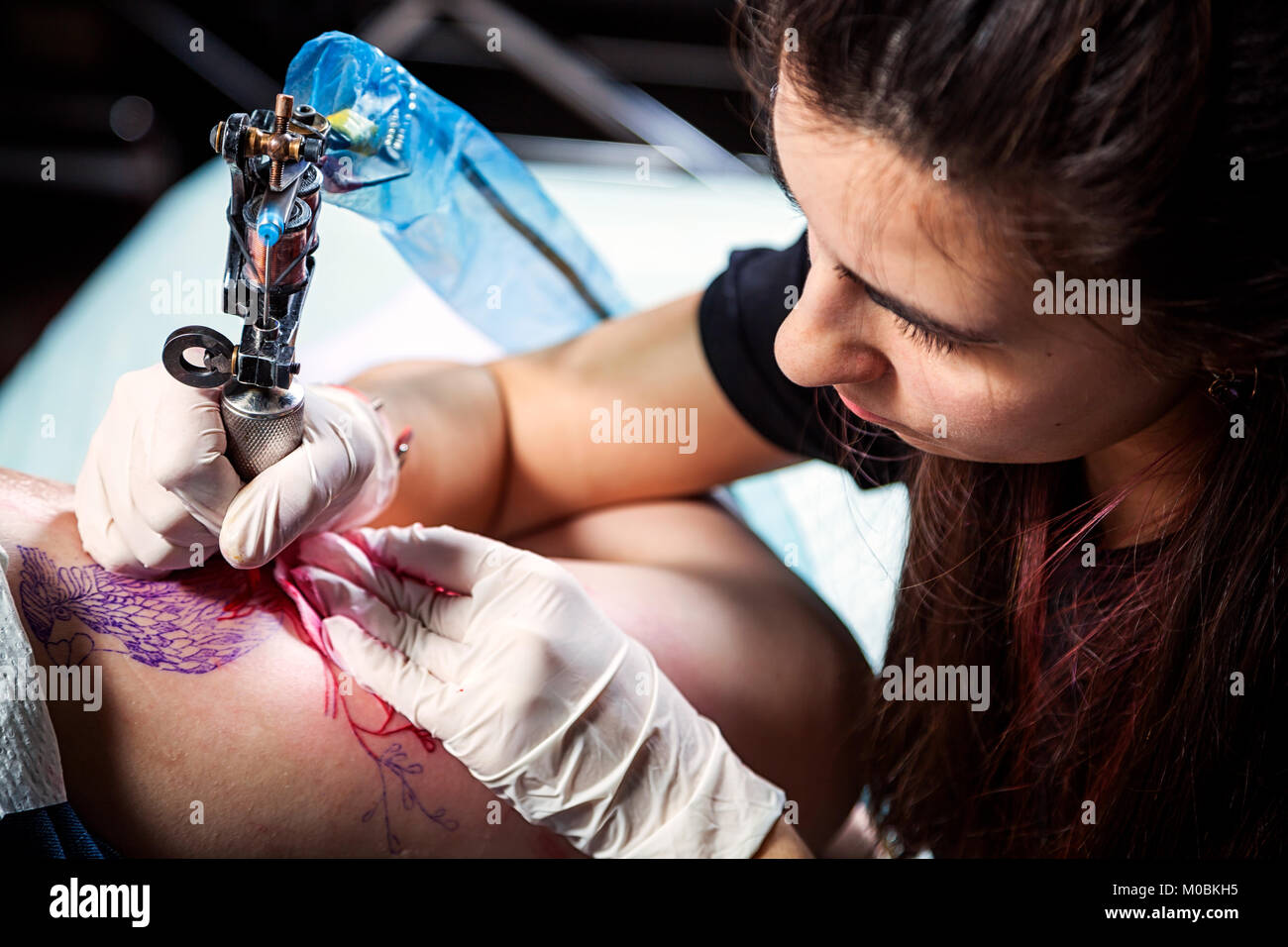 Belle Femme Brune Maître Tatouage Tatouage Faisant Dun