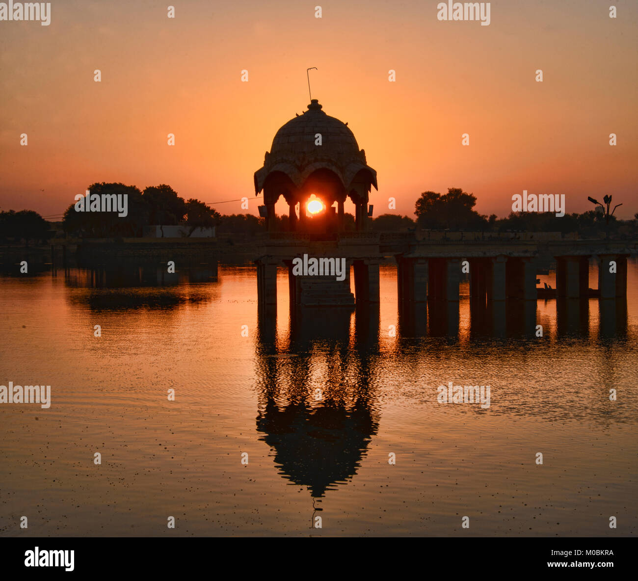 Lever du soleil sur le lac Gadisar, Jaisalmer, Rajasthan, India Banque D'Images