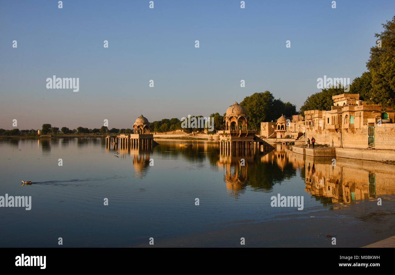 Lever du soleil sur le lac Gadisar, Jaisalmer, Rajasthan, India Banque D'Images