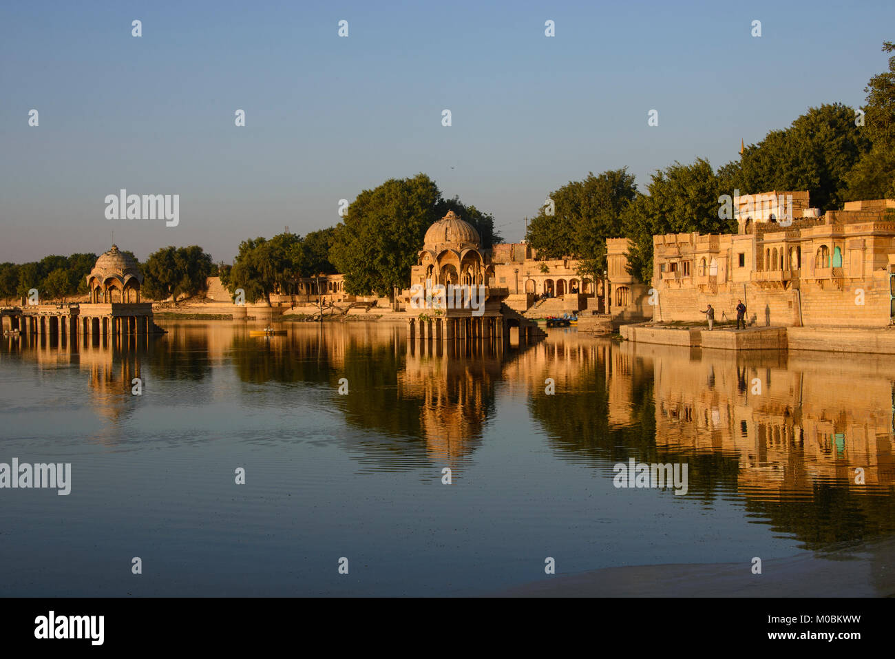 Lever du soleil sur le lac Gadisar, Jaisalmer, Rajasthan, India Banque D'Images