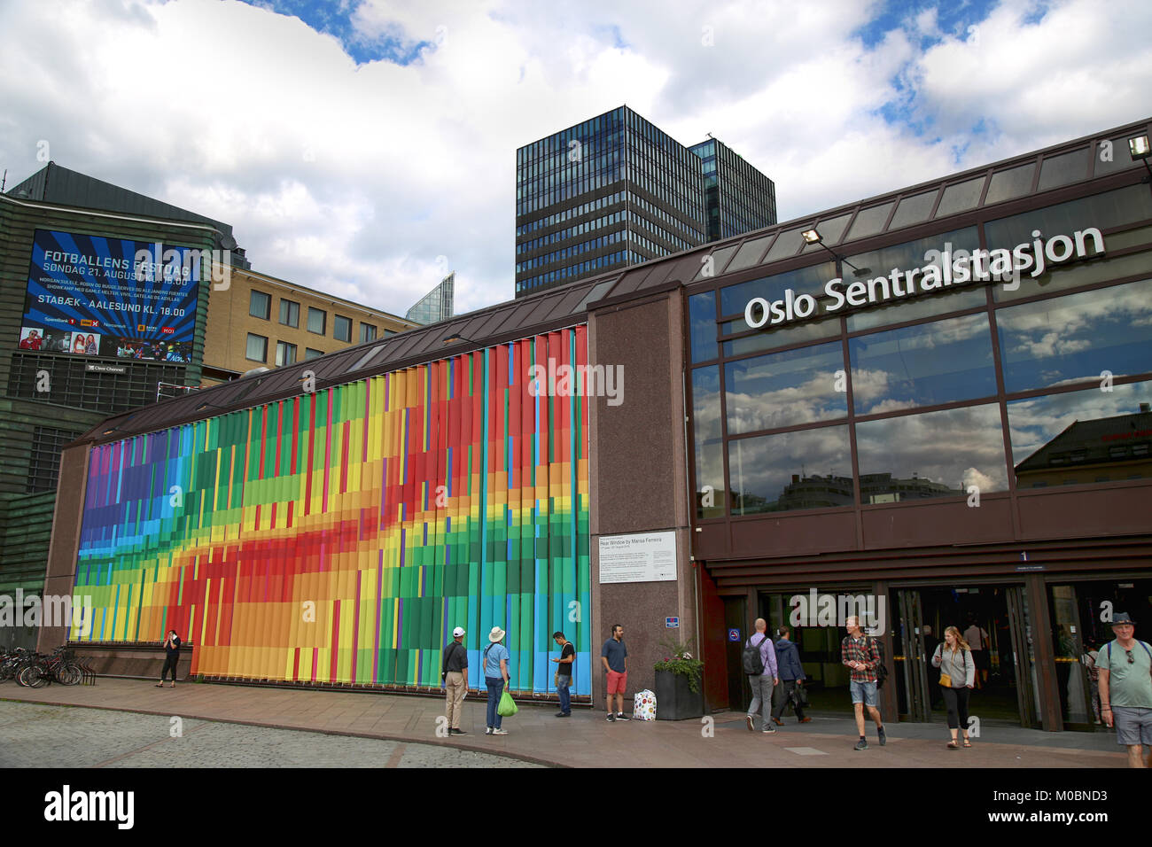 OSLO, Norvège - 18 août 2016 : personnes visitent la Gare Centrale d'Oslo (Oslo sentralstasjon : norvégien) est la principale gare de Oslo, Norvège sur circons Banque D'Images
