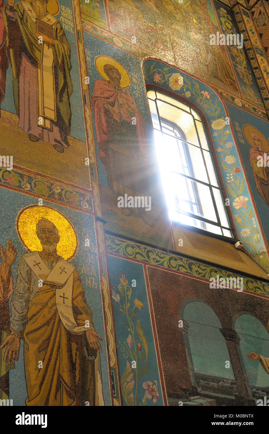 Saint-Pétersbourg, Russie - le 30 juin 2008 : les rayons du soleil arrivent par la fenêtre dans l'Église du Sauveur sur le sang. Banque D'Images