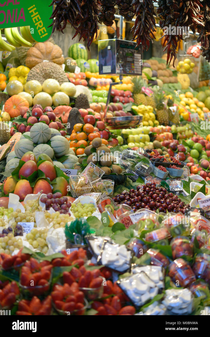 Barcelone, Espagne - 9 janvier 2013 : l'abondance de fruits sur le marché de producteurs Mercat de Sant Josep de la Boqueria. C'est la plus populaire des nombreux Banque D'Images