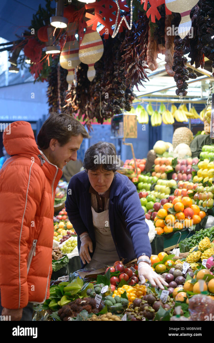 Barcelone, Espagne - 9 janvier 2013 : les gens sur le marché de producteurs Mercat de Sant Josep de la Boqueria. C'est la plus populaire des nombreux marchés alimentaires Banque D'Images