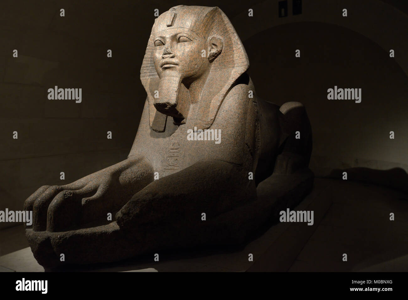 Paris, France - 11 septembre 2013 : sphinx en marbre exposé au musée du Louvre. Le Louvre est le musée le plus visité du monde, et a reçu plus de 9,7 Banque D'Images