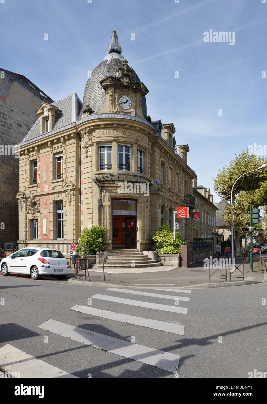 Brive-la-Gaillarde, France - le 9 septembre 2013 : Création de la Caisse d' Epargne sur l'Avenue Jean Jaurès. Fondée en 1818, le fonds d'épargne a  maintenant 25,9 Photo Stock - Alamy