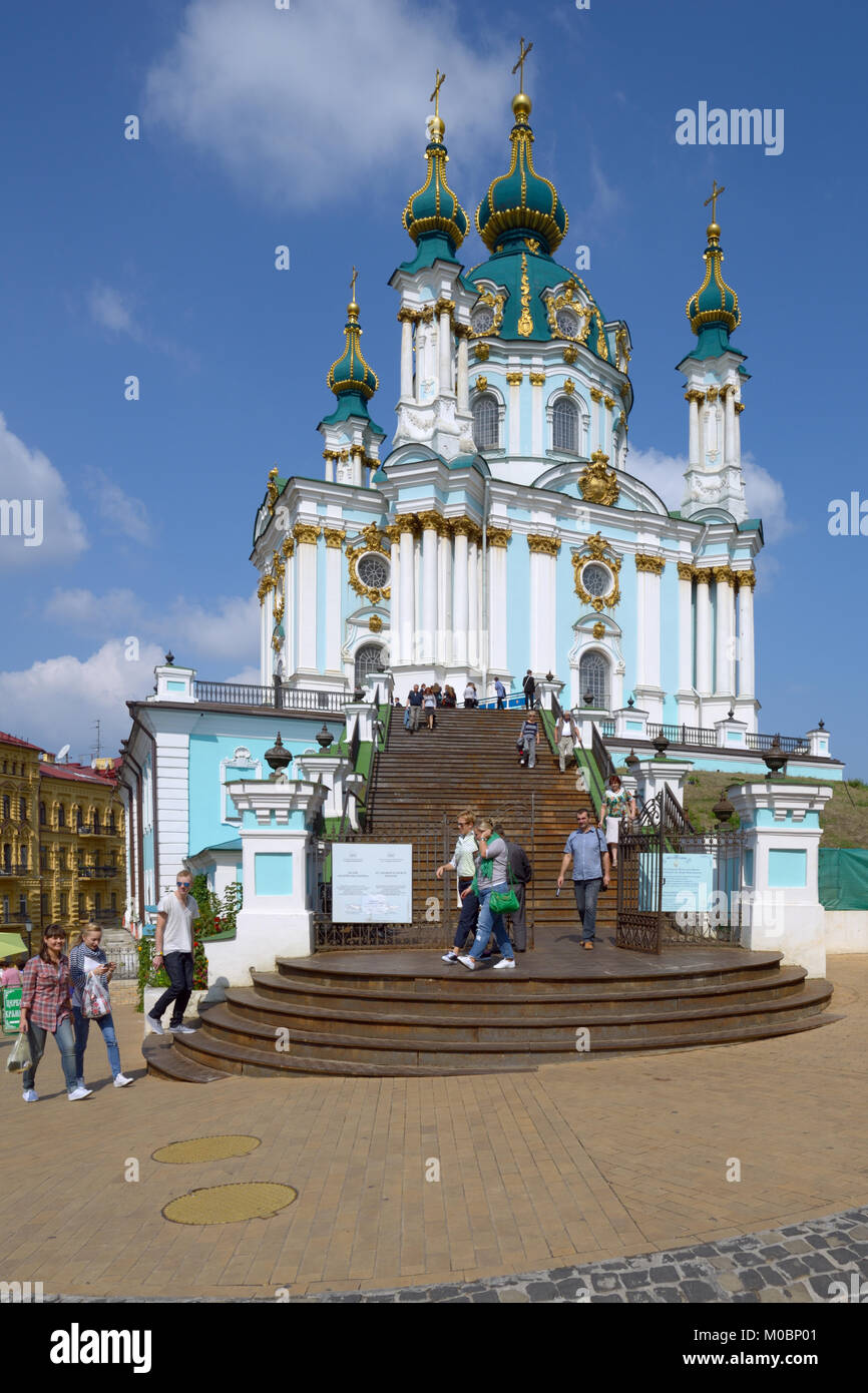 Kiev, Ukraine - septembre 1, 2013 : les touristes près de l'eglise de Saint-andré dans une journée ensoleillée. L'église a été construite en 1747-1754 par conception de Bartolomeo ras Banque D'Images