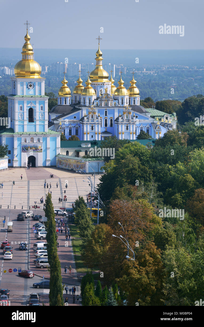 Kiev, Ukraine - septembre 1, 2013 : vue aérienne pour le Monastère Saint-michel-au-Dôme-dor du beffroi de Sainte-Sophie. Le monastère a été reconstruc Banque D'Images