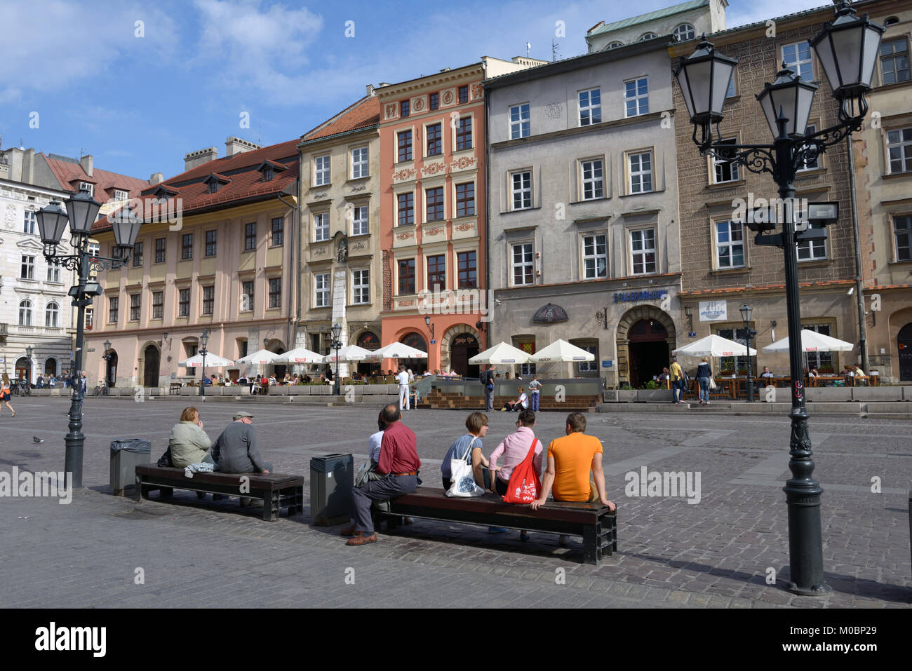 Cracovie, Pologne - 15 septembre 2013 : Les gens se reposer sur la petite place du marché. Cette place parfois utilisé comme place pour les foires, festivals, promotio Banque D'Images