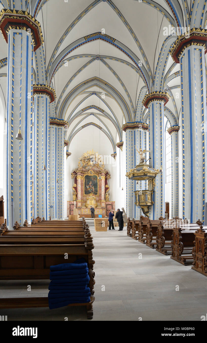 Bonn, Allemagne - 30 juin 2013 : les gens au nom de Jésus. Construit en 1686-1717 en style gothique des Jésuites, l'église a été endommagée pendant la DEUXIÈME GUERRE MONDIALE, reste Banque D'Images