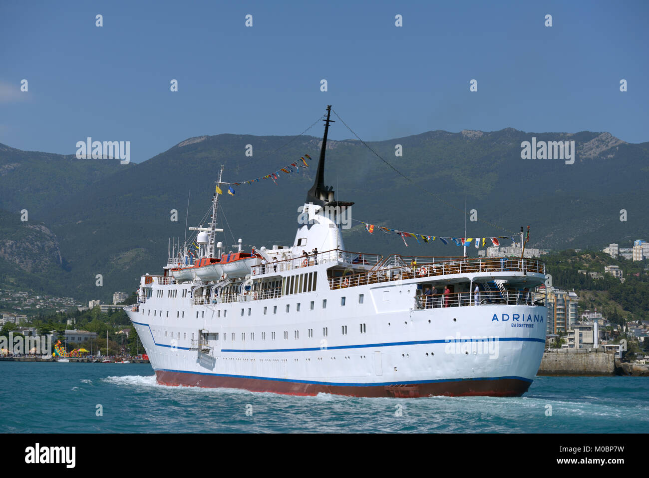 Yalta, Crimée, Ukraine - le 11 mai 2013 : le navire à passagers Adriana se rendre au port de Yalta, Crimée, Ukraine le 11 mai 2013. Banque D'Images