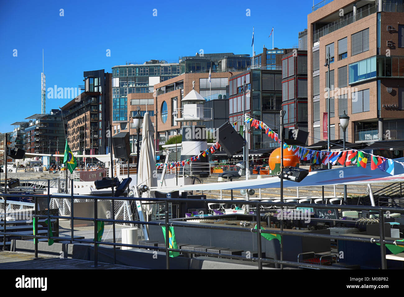 OSLO, Norvège - 17 août 2016 : les gens marcher sur quartier moderne sur la rue Stranden, quartier Aker Brygge avec lux apartments, shopping, culture et Banque D'Images