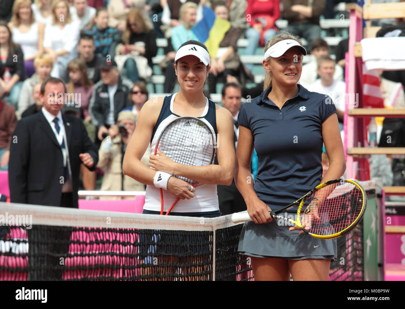 Kharkov, Ukraine - 21 Avril 2012 : Christina McHale, USA, et Lesia Tsurenko, l'Ukraine (à droite) avant le match lors de la Fed Cup entre USA et Ukra Banque D'Images