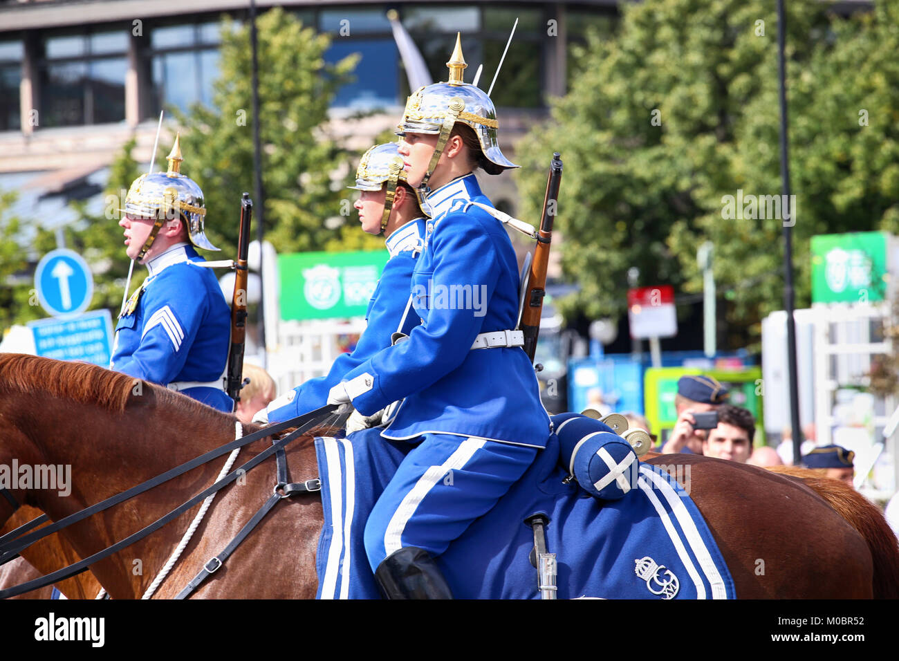 STOCKHOLM, Suède - 20 août 2016 : la Garde royale suédoise sur le cheval en uniformes bleus dans la procession de la quotidienne sur Stromgatan street à Stockholm, Suède Banque D'Images