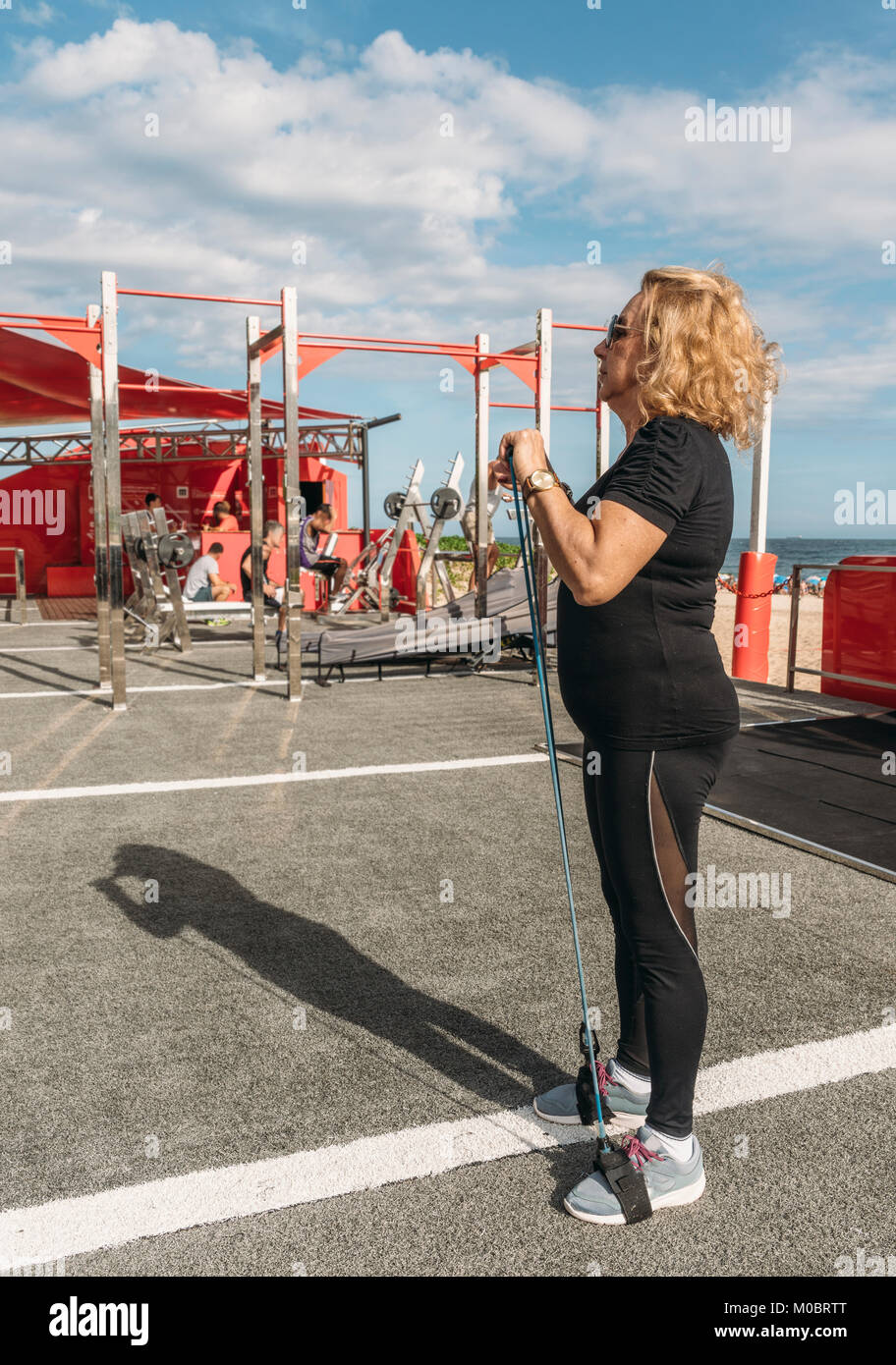 Parution du modèle : (70-75) L'entraînement avec un cordon extensible au public en plein air salle de sport dans la plage d'Ipanema, Rio de Janeiro, Brésil Banque D'Images