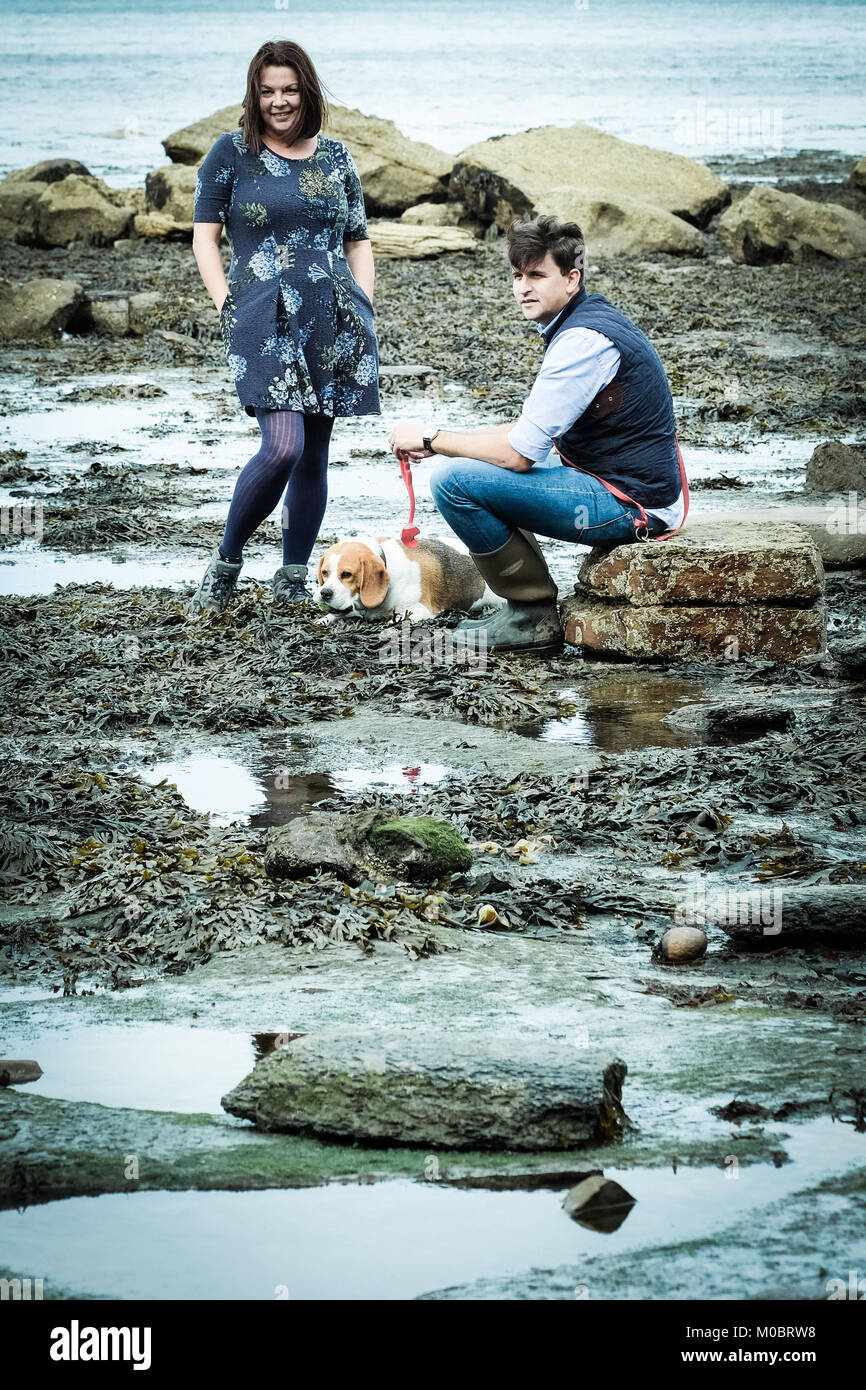 Mari et femme, parents, en couple, en face de l'appareil photo à Runswick Bay, Yorkshire, UK Banque D'Images